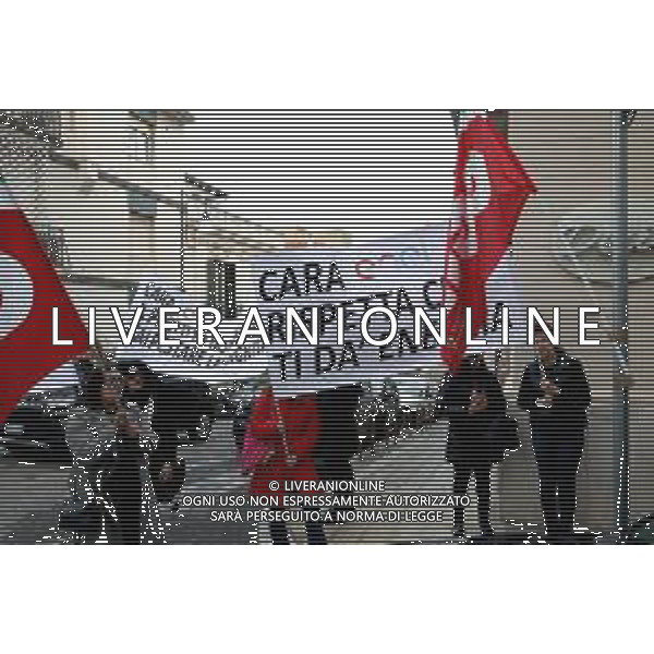 Reggio Calabria 31/03/2025 Manifestazione indetta dai Sindacati UILCOM; CGIL; CISL; UGL dei Lavoratori di due grossi Call-Center che operano in città, che hanno come Committenti ENEL. Sollecitano il rinnovo del Contratto delle Telecomunicazioni e Invitano ENEL a non accettare il Contratto Pirata reso attivo dal 01/02/2025 ad opera della Network -Contacts con sede a Molfetta(Bari) siglato da una sola sigla Sindacale Cisal che non li rapprensenta, questo contratto va a ledere i diritti dei lavoratori guadagnati fin\'ora. Foto Pasquale Garreffa Agenzia Aldo Liverani SAS