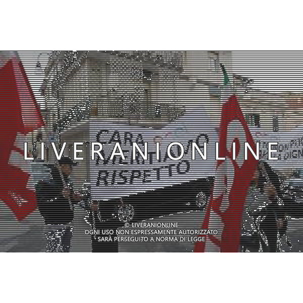 Reggio Calabria 31/03/2025 Manifestazione indetta dai Sindacati UILCOM; CGIL; CISL; UGL dei Lavoratori di due grossi Call-Center che operano in città, che hanno come Committenti ENEL. Sollecitano il rinnovo del Contratto delle Telecomunicazioni e Invitano ENEL a non accettare il Contratto Pirata reso attivo dal 01/02/2025 ad opera della Network -Contacts con sede a Molfetta(Bari) siglato da una sola sigla Sindacale Cisal che non li rapprensenta, questo contratto va a ledere i diritti dei lavoratori guadagnati fin\'ora. Foto Pasquale Garreffa Agenzia Aldo Liverani SAS