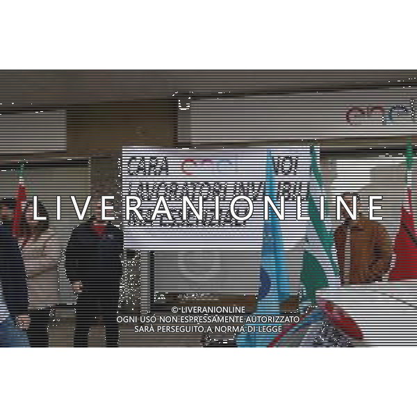 Reggio Calabria 31/03/2025 Manifestazione indetta dai Sindacati UILCOM; CGIL; CISL; UGL dei Lavoratori di due grossi Call-Center che operano in città, che hanno come Committenti ENEL. Sollecitano il rinnovo del Contratto delle Telecomunicazioni e Invitano ENEL a non accettare il Contratto Pirata reso attivo dal 01/02/2025 ad opera della Network -Contacts con sede a Molfetta(Bari) siglato da una sola sigla Sindacale Cisal che non li rapprensenta, questo contratto va a ledere i diritti dei lavoratori guadagnati fin\'ora. Foto Pasquale Garreffa Agenzia Aldo Liverani SAS