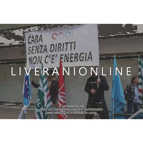 Reggio Calabria 31/03/2025 Manifestazione indetta dai Sindacati UILCOM; CGIL; CISL; UGL dei Lavoratori di due grossi Call-Center che operano in città, che hanno come Committenti ENEL. Sollecitano il rinnovo del Contratto delle Telecomunicazioni e Invitano ENEL a non accettare il Contratto Pirata reso attivo dal 01/02/2025 ad opera della Network -Contacts con sede a Molfetta(Bari) siglato da una sola sigla Sindacale Cisal che non li rapprensenta, questo contratto va a ledere i diritti dei lavoratori guadagnati fin\'ora. Foto Pasquale Garreffa Agenzia Aldo Liverani SAS