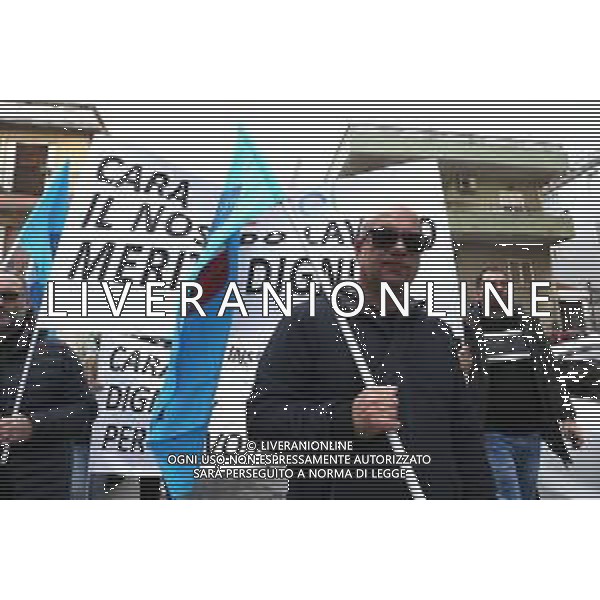Reggio Calabria 31/03/2025 Manifestazione indetta dai Sindacati UILCOM; CGIL; CISL; UGL dei Lavoratori di due grossi Call-Center che operano in città, che hanno come Committenti ENEL. Sollecitano il rinnovo del Contratto delle Telecomunicazioni e Invitano ENEL a non accettare il Contratto Pirata reso attivo dal 01/02/2025 ad opera della Network -Contacts con sede a Molfetta(Bari) siglato da una sola sigla Sindacale Cisal che non li rapprensenta, questo contratto va a ledere i diritti dei lavoratori guadagnati fin\'ora. Foto Pasquale Garreffa Agenzia Aldo Liverani SAS