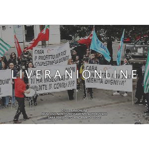 Reggio Calabria 31/03/2025 Manifestazione indetta dai Sindacati UILCOM; CGIL; CISL; UGL dei Lavoratori di due grossi Call-Center che operano in città, che hanno come Committenti ENEL. Sollecitano il rinnovo del Contratto delle Telecomunicazioni e Invitano ENEL a non accettare il Contratto Pirata reso attivo dal 01/02/2025 ad opera della Network -Contacts con sede a Molfetta(Bari) siglato da una sola sigla Sindacale Cisal che non li rapprensenta, questo contratto va a ledere i diritti dei lavoratori guadagnati fin\'ora. Foto Pasquale Garreffa Agenzia Aldo Liverani SAS
