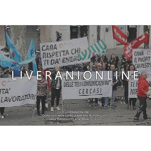 Reggio Calabria 31/03/2025 Manifestazione indetta dai Sindacati UILCOM; CGIL; CISL; UGL dei Lavoratori di due grossi Call-Center che operano in città, che hanno come Committenti ENEL. Sollecitano il rinnovo del Contratto delle Telecomunicazioni e Invitano ENEL a non accettare il Contratto Pirata reso attivo dal 01/02/2025 ad opera della Network -Contacts con sede a Molfetta(Bari) siglato da una sola sigla Sindacale Cisal che non li rapprensenta, questo contratto va a ledere i diritti dei lavoratori guadagnati fin\'ora. Foto Pasquale Garreffa Agenzia Aldo Liverani SAS