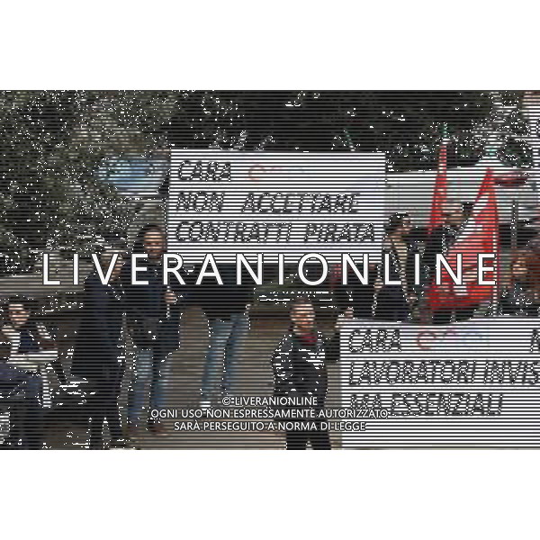 Reggio Calabria 31/03/2025 Manifestazione indetta dai Sindacati UILCOM; CGIL; CISL; UGL dei Lavoratori di due grossi Call-Center che operano in città, che hanno come Committenti ENEL. Sollecitano il rinnovo del Contratto delle Telecomunicazioni e Invitano ENEL a non accettare il Contratto Pirata reso attivo dal 01/02/2025 ad opera della Network -Contacts con sede a Molfetta(Bari) siglato da una sola sigla Sindacale Cisal che non li rapprensenta, questo contratto va a ledere i diritti dei lavoratori guadagnati fin\'ora. Foto Pasquale Garreffa Agenzia Aldo Liverani SAS