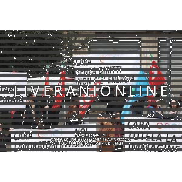 Reggio Calabria 31/03/2025 Manifestazione indetta dai Sindacati UILCOM; CGIL; CISL; UGL dei Lavoratori di due grossi Call-Center che operano in città, che hanno come Committenti ENEL. Sollecitano il rinnovo del Contratto delle Telecomunicazioni e Invitano ENEL a non accettare il Contratto Pirata reso attivo dal 01/02/2025 ad opera della Network -Contacts con sede a Molfetta(Bari) siglato da una sola sigla Sindacale Cisal che non li rapprensenta, questo contratto va a ledere i diritti dei lavoratori guadagnati fin\'ora. Foto Pasquale Garreffa Agenzia Aldo Liverani SAS