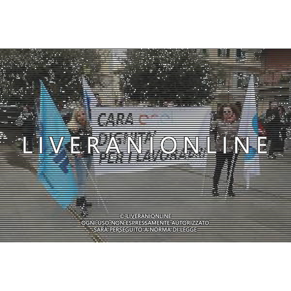 Reggio Calabria 31/03/2025 Manifestazione indetta dai Sindacati UILCOM; CGIL; CISL; UGL dei Lavoratori di due grossi Call-Center che operano in città, che hanno come Committenti ENEL. Sollecitano il rinnovo del Contratto delle Telecomunicazioni e Invitano ENEL a non accettare il Contratto Pirata reso attivo dal 01/02/2025 ad opera della Network -Contacts con sede a Molfetta(Bari) siglato da una sola sigla Sindacale Cisal che non li rapprensenta, questo contratto va a ledere i diritti dei lavoratori guadagnati fin\'ora. Foto Pasquale Garreffa Agenzia Aldo Liverani SAS
