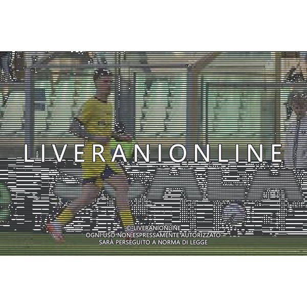 Dennis Man of Parma AC play the ball during Hellas Verona FC vs AC Parma, 30° Serie A Enilive 2024-25 game at Marcantonio Bentegodi stadium in Verona (VR), Italy, on March 31, 2025. (Photo by Davide Casentini) - AGENZIA ALDO LIVERANI SAS