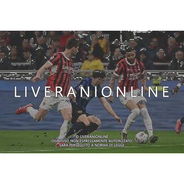 Milan vs Inter nella foto Carlos Augusto (Inter) tra Matteo Gabbia (Milan) e Kyle Walker (Milan) Milano 02-04-2025 Stadio Giuseppe Meazza - San Siro Coppa Italia Frecciarossa - semifinale gara di andata foto Roberto Garavaglia/Agenzia Aldo Liverani sas- AGENZIA ALDO LIVERANI SAS