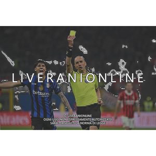 Milan vs Inter nella foto l\'arbitro Michael Fabbri di Ravenna con il cartellino giallo Milano 02-04-2025 Stadio Giuseppe Meazza - San Siro Coppa Italia Frecciarossa - semifinale gara di andata foto Roberto Garavaglia/Agenzia Aldo Liverani sas- AGENZIA ALDO LIVERANI SAS