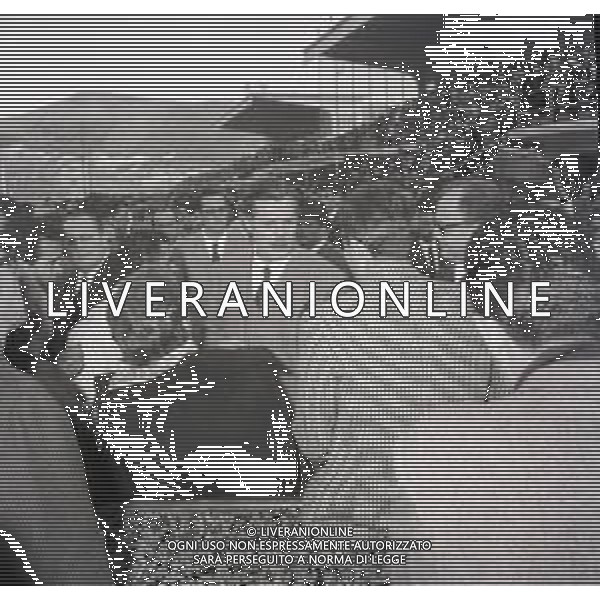 NEG-RETROSPETTIVA MARCELLO MASTROIANNI ATTORE NELLA FOTO MARCELLO MASTROIANNI SUL SET DI UN FILM CON VITTORIO DE SICA NELL\'ANNO 1964 A NAPOLI AG ALDO LIVERANI SAS  