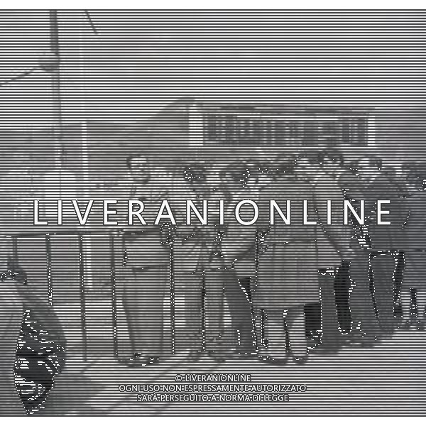 NEG-RETROSPETTIVA MARCELLO MASTROIANNI ATTORE NELLA FOTO MARCELLO MASTROIANNI SUL SET DI UN FILM CON VITTORIO DE SICA NELL\'ANNO 1964 A NAPOLI AG ALDO LIVERANI SAS  