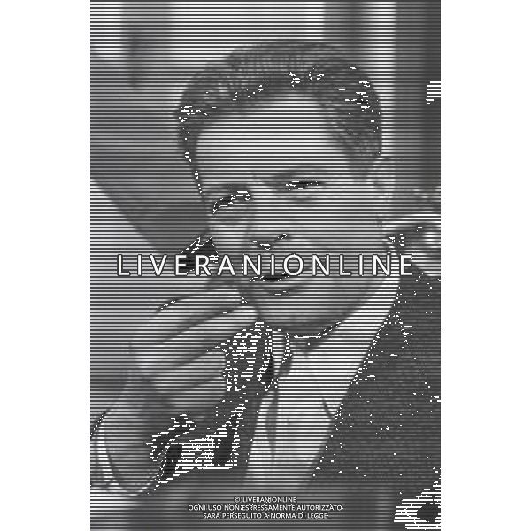 NEG-RETROSPETTIVA MARCELLO MASTROIANNI ATTORE NELLA FOTO MARCELLO MASTROIANNI SUL SET DELLA MINI SERIE TELEVISIVA “LE MANI SPORCHE“ NELL\'ANNO 1970 AG ALDO LIVERANI SAS