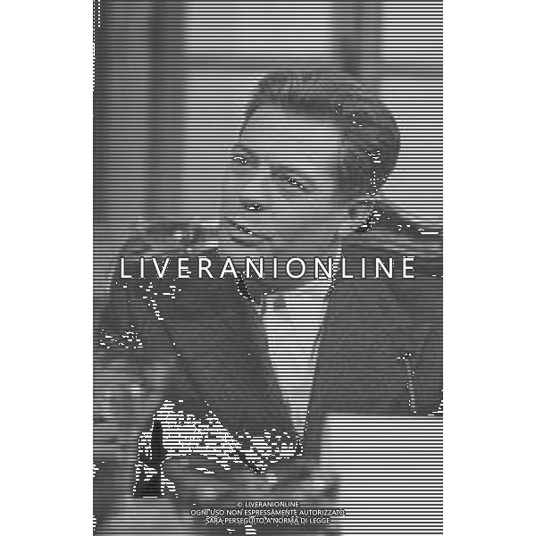 NEG-RETROSPETTIVA MARCELLO MASTROIANNI ATTORE NELLA FOTO MARCELLO MASTROIANNI SUL SET DELLA MINI SERIE TELEVISIVA “LE MANI SPORCHE“ NELL\'ANNO 1970 AG ALDO LIVERANI SAS
