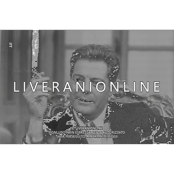 NEG-RETROSPETTIVA MARCELLO MASTROIANNI ATTORE NELLA FOTO MARCELLO MASTROIANNI SUL SET DELLA MINI SERIE TELEVISIVA “LE MANI SPORCHE“ NELL\'ANNO 1970 AG ALDO LIVERANI SAS