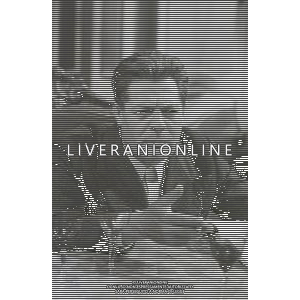 NEG-RETROSPETTIVA MARCELLO MASTROIANNI ATTORE NELLA FOTO MARCELLO MASTROIANNI SUL SET DELLA MINI SERIE TELEVISIVA “LE MANI SPORCHE“ NELL\'ANNO 1970 AG ALDO LIVERANI SAS