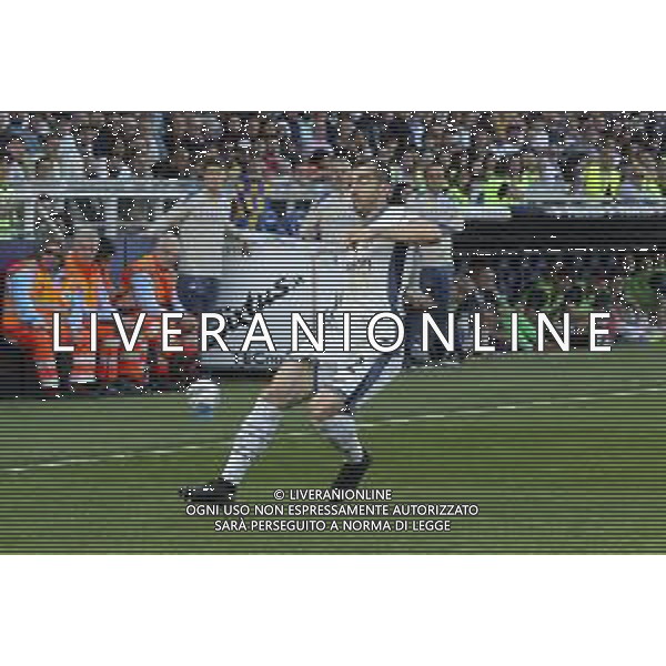 Hakan Calhanoglu of Inter FC play the ball during Parma Calcio vs Internazionale FC, 31° Serie A Enilive 2024-25 game at Ennio Tardini stadium in Parma (PR), Italy, on April 05, 2025. (Photo by Davide Casentini)- AGENZIA ALDO LIVERANI SAS
