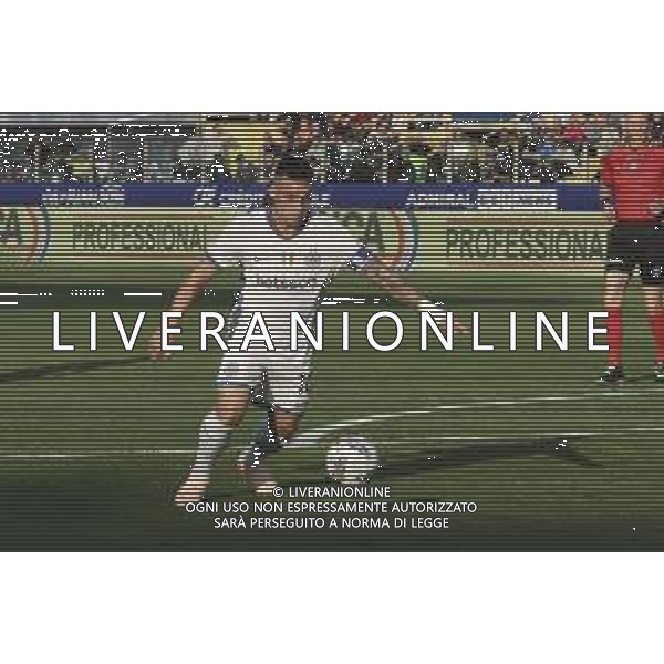 Lautaro Martinez of Inter FC kick the ball during Parma Calcio vs Internazionale FC, 31° Serie A Enilive 2024-25 game at Ennio Tardini stadium in Parma (PR), Italy, on April 05, 2025. (Photo by Davide Casentini)- AGENZIA ALDO LIVERANI SAS