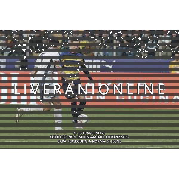Jacob Ondrejka of Parma AC competes for the ball with Francesco Acerbi of Inter FC during Parma Calcio vs Internazionale FC, 31° Serie A Enilive 2024-25 game at Ennio Tardini stadium in Parma (PR), Italy, on April 05, 2025. (Photo by Davide Casentini)- AGENZIA ALDO LIVERANI SAS