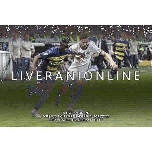 Drissa Camara of Parma AC battle for the ball with Carlos Augusto of Inter FC during Parma Calcio vs Internazionale FC, 31° Serie A Enilive 2024-25 game at Ennio Tardini stadium in Parma (PR), Italy, on April 05, 2025. (Photo by Davide Casentini)- AGENZIA ALDO LIVERANI SAS
