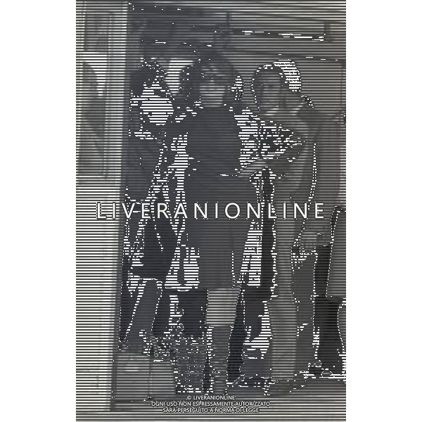 NEG- RETROSPETTIVA MINA MAZZINI CANTANTE NELLA FOTO MINA MAZZINI IN AEROPORTO A ROMA NELL\'ANNO 1967 AG ALDO LIVERANI SAS