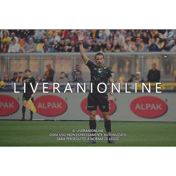 TVEM April 06, 2025 Lecce, Italy - US Lecce vs Venezia FC - Italian soccer serie A 2024/25 - Via Del Mare Stadium. In the pic: the referee Marco Piccinini of Forli’ - arbitro ©TVEM Emmanuele Mastrodonato - AGENZIA ALDO LIVERANI SAS