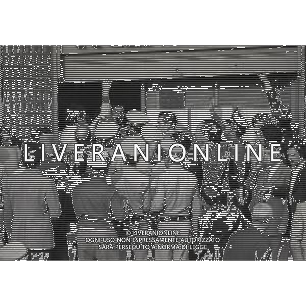 08-09-1975 MILANO RAPINA ALLA BANCA CREDITO COMMERCIALE IN PIAZZA INSUBRIA NELLA FOTO LA BANCA COMMERCIALE IN PIAZZA INSUBRIA RAPINATA DA DUE MALVIVENTI CHE PRESERO IN OSTAGGIO DEI CLIENTI E IL DIRETTORE DELLA BANCA, POI VENNERRO ARRESTATI PIU\' TARDI. AG ALDO LIVERANI SAS