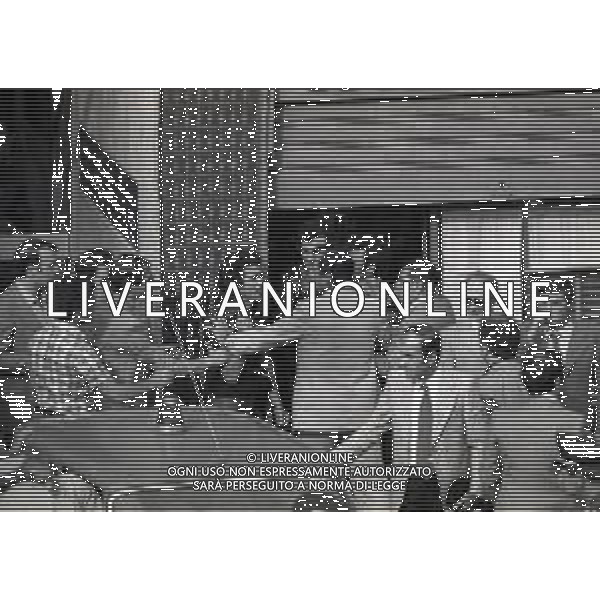 08-09-1975 MILANO RAPINA ALLA BANCA CREDITO COMMERCIALE IN PIAZZA INSUBRIA NELLA FOTO LA BANCA COMMERCIALE IN PIAZZA INSUBRIA RAPINATA DA DUE MALVIVENTI CHE PRESERO IN OSTAGGIO DEI CLIENTI E IL DIRETTORE DELLA BANCA, POI VENNERRO ARRESTATI PIU\' TARDI. AG ALDO LIVERANI SAS