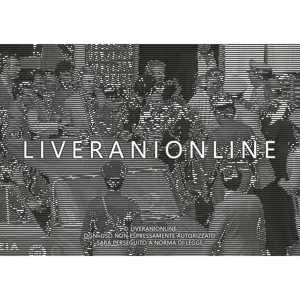 08-09-1975 MILANO RAPINA ALLA BANCA CREDITO COMMERCIALE IN PIAZZA INSUBRIA NELLA FOTO LA BANCA COMMERCIALE IN PIAZZA INSUBRIA RAPINATA DA DUE MALVIVENTI CHE PRESERO IN OSTAGGIO DEI CLIENTI E IL DIRETTORE DELLA BANCA, POI VENNERRO ARRESTATI PIU\' TARDI. AG ALDO LIVERANI SAS