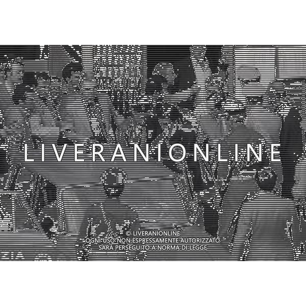 08-09-1975 MILANO RAPINA ALLA BANCA CREDITO COMMERCIALE IN PIAZZA INSUBRIA NELLA FOTO LA BANCA COMMERCIALE IN PIAZZA INSUBRIA RAPINATA DA DUE MALVIVENTI CHE PRESERO IN OSTAGGIO DEI CLIENTI E IL DIRETTORE DELLA BANCA, POI VENNERRO ARRESTATI PIU\' TARDI. AG ALDO LIVERANI SAS