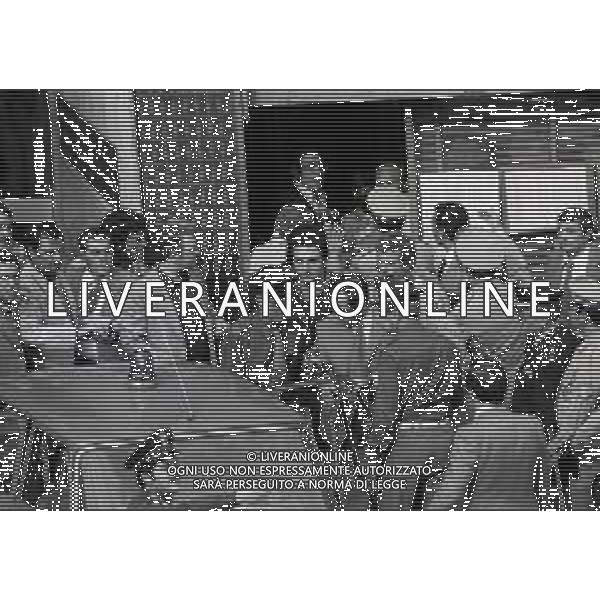 08-09-1975 MILANO RAPINA ALLA BANCA CREDITO COMMERCIALE IN PIAZZA INSUBRIA NELLA FOTO LA BANCA COMMERCIALE IN PIAZZA INSUBRIA RAPINATA DA DUE MALVIVENTI CHE PRESERO IN OSTAGGIO DEI CLIENTI E IL DIRETTORE DELLA BANCA, POI VENNERRO ARRESTATI PIU\' TARDI. AG ALDO LIVERANI SAS