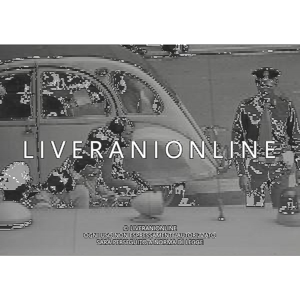 08-09-1975 MILANO RAPINA ALLA BANCA CREDITO COMMERCIALE IN PIAZZA INSUBRIA NELLA FOTO LA BANCA COMMERCIALE IN PIAZZA INSUBRIA RAPINATA DA DUE MALVIVENTI CHE PRESERO IN OSTAGGIO DEI CLIENTI E IL DIRETTORE DELLA BANCA, POI VENNERRO ARRESTATI PIU\' TARDI. AG ALDO LIVERANI SAS