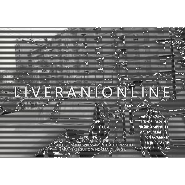 08-09-1975 MILANO RAPINA ALLA BANCA CREDITO COMMERCIALE IN PIAZZA INSUBRIA NELLA FOTO LA BANCA COMMERCIALE IN PIAZZA INSUBRIA RAPINATA DA DUE MALVIVENTI CHE PRESERO IN OSTAGGIO DEI CLIENTI E IL DIRETTORE DELLA BANCA, POI VENNERRO ARRESTATI PIU\' TARDI. AG ALDO LIVERANI SAS