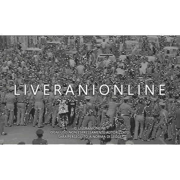 08-09-1975 MILANO RAPINA ALLA BANCA CREDITO COMMERCIALE IN PIAZZA INSUBRIA NELLA FOTO LA BANCA COMMERCIALE IN PIAZZA INSUBRIA RAPINATA DA DUE MALVIVENTI CHE PRESERO IN OSTAGGIO DEI CLIENTI E IL DIRETTORE DELLA BANCA, POI VENNERRO ARRESTATI PIU\' TARDI. AG ALDO LIVERANI SAS