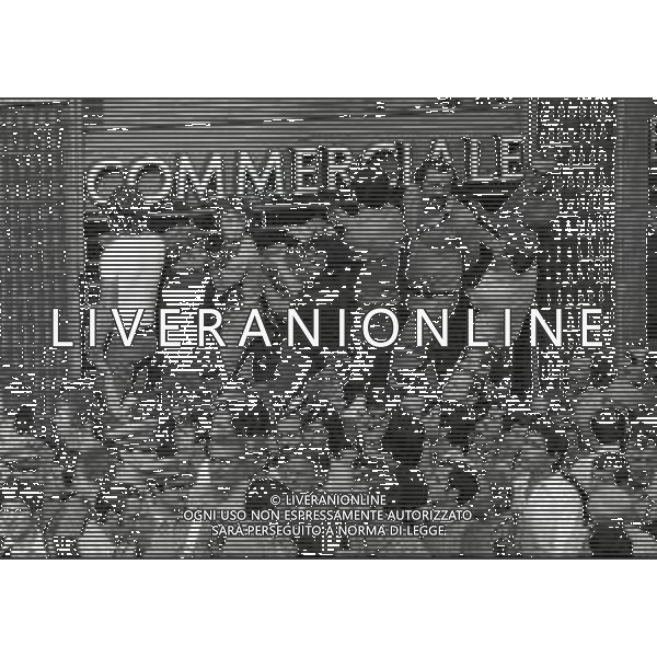 08-09-1975 MILANO RAPINA ALLA BANCA CREDITO COMMERCIALE IN PIAZZA INSUBRIA NELLA FOTO LA BANCA COMMERCIALE IN PIAZZA INSUBRIA RAPINATA DA DUE MALVIVENTI CHE PRESERO IN OSTAGGIO DEI CLIENTI E IL DIRETTORE DELLA BANCA, POI VENNERRO ARRESTATI PIU\' TARDI. AG ALDO LIVERANI SAS