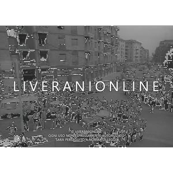 08-09-1975 MILANO RAPINA ALLA BANCA CREDITO COMMERCIALE IN PIAZZA INSUBRIA NELLA FOTO LA BANCA COMMERCIALE IN PIAZZA INSUBRIA RAPINATA DA DUE MALVIVENTI CHE PRESERO IN OSTAGGIO DEI CLIENTI E IL DIRETTORE DELLA BANCA, POI VENNERRO ARRESTATI PIU\' TARDI. AG ALDO LIVERANI SAS
