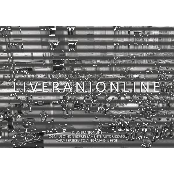 08-09-1975 MILANO RAPINA ALLA BANCA CREDITO COMMERCIALE IN PIAZZA INSUBRIA NELLA FOTO LA BANCA COMMERCIALE IN PIAZZA INSUBRIA RAPINATA DA DUE MALVIVENTI CHE PRESERO IN OSTAGGIO DEI CLIENTI E IL DIRETTORE DELLA BANCA, POI VENNERRO ARRESTATI PIU\' TARDI. AG ALDO LIVERANI SAS