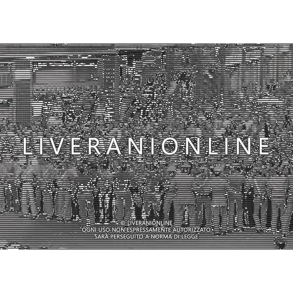 08-09-1975 MILANO RAPINA ALLA BANCA CREDITO COMMERCIALE IN PIAZZA INSUBRIA NELLA FOTO LA BANCA COMMERCIALE IN PIAZZA INSUBRIA RAPINATA DA DUE MALVIVENTI CHE PRESERO IN OSTAGGIO DEI CLIENTI E IL DIRETTORE DELLA BANCA, POI VENNERRO ARRESTATI PIU\' TARDI. AG ALDO LIVERANI SAS