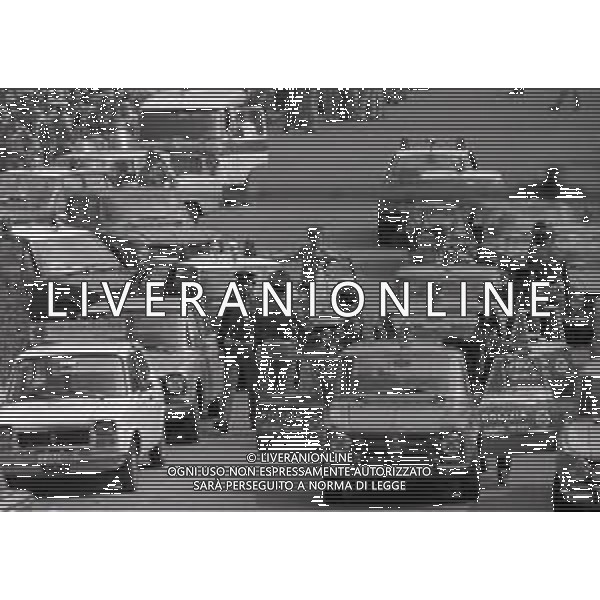 08-09-1975 MILANO RAPINA ALLA BANCA CREDITO COMMERCIALE IN PIAZZA INSUBRIA NELLA FOTO LA BANCA COMMERCIALE IN PIAZZA INSUBRIA RAPINATA DA DUE MALVIVENTI CHE PRESERO IN OSTAGGIO DEI CLIENTI E IL DIRETTORE DELLA BANCA, POI VENNERRO ARRESTATI PIU\' TARDI. AG ALDO LIVERANI SAS