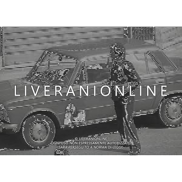 08-09-1975 MILANO RAPINA ALLA BANCA CREDITO COMMERCIALE IN PIAZZA INSUBRIA NELLA FOTO LA BANCA COMMERCIALE IN PIAZZA INSUBRIA RAPINATA DA DUE MALVIVENTI CHE PRESERO IN OSTAGGIO DEI CLIENTI E IL DIRETTORE DELLA BANCA, POI VENNERRO ARRESTATI PIU\' TARDI. AG ALDO LIVERANI SAS