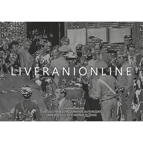 08-09-1975 MILANO RAPINA ALLA BANCA CREDITO COMMERCIALE IN PIAZZA INSUBRIA NELLA FOTO LA BANCA COMMERCIALE IN PIAZZA INSUBRIA RAPINATA DA DUE MALVIVENTI CHE PRESERO IN OSTAGGIO DEI CLIENTI E IL DIRETTORE DELLA BANCA, POI VENNERRO ARRESTATI PIU\' TARDI. AG ALDO LIVERANI SAS