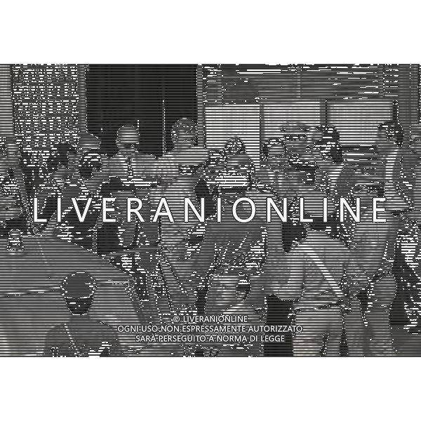 08-09-1975 MILANO RAPINA ALLA BANCA CREDITO COMMERCIALE IN PIAZZA INSUBRIA NELLA FOTO LA BANCA COMMERCIALE IN PIAZZA INSUBRIA RAPINATA DA DUE MALVIVENTI CHE PRESERO IN OSTAGGIO DEI CLIENTI E IL DIRETTORE DELLA BANCA, POI VENNERRO ARRESTATI PIU\' TARDI. AG ALDO LIVERANI SAS