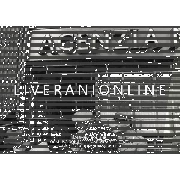 08-09-1975 MILANO RAPINA ALLA BANCA CREDITO COMMERCIALE IN PIAZZA INSUBRIA NELLA FOTO LA BANCA COMMERCIALE IN PIAZZA INSUBRIA RAPINATA DA DUE MALVIVENTI CHE PRESERO IN OSTAGGIO DEI CLIENTI E IL DIRETTORE DELLA BANCA, POI VENNERRO ARRESTATI PIU\' TARDI. AG ALDO LIVERANI SAS