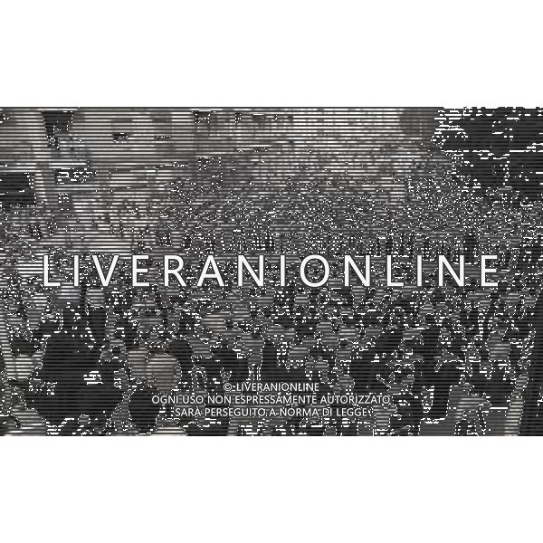 08-09-1975 MILANO RAPINA ALLA BANCA CREDITO COMMERCIALE IN PIAZZA INSUBRIA NELLA FOTO LA BANCA COMMERCIALE IN PIAZZA INSUBRIA RAPINATA DA DUE MALVIVENTI CHE PRESERO IN OSTAGGIO DEI CLIENTI E IL DIRETTORE DELLA BANCA, POI VENNERRO ARRESTATI PIU\' TARDI. AG ALDO LIVERANI SAS