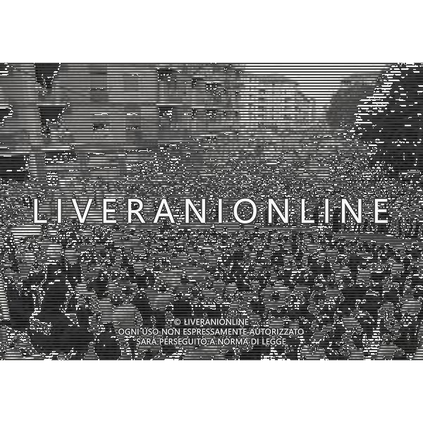 08-09-1975 MILANO RAPINA ALLA BANCA CREDITO COMMERCIALE IN PIAZZA INSUBRIA NELLA FOTO LA BANCA COMMERCIALE IN PIAZZA INSUBRIA RAPINATA DA DUE MALVIVENTI CHE PRESERO IN OSTAGGIO DEI CLIENTI E IL DIRETTORE DELLA BANCA, POI VENNERRO ARRESTATI PIU\' TARDI. AG ALDO LIVERANI SAS