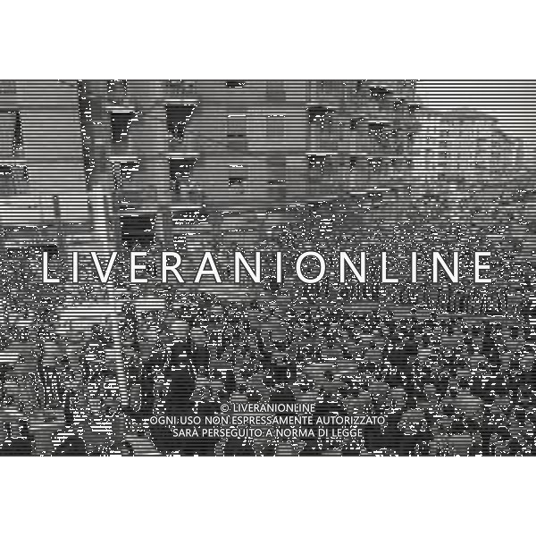 08-09-1975 MILANO RAPINA ALLA BANCA CREDITO COMMERCIALE IN PIAZZA INSUBRIA NELLA FOTO LA BANCA COMMERCIALE IN PIAZZA INSUBRIA RAPINATA DA DUE MALVIVENTI CHE PRESERO IN OSTAGGIO DEI CLIENTI E IL DIRETTORE DELLA BANCA, POI VENNERRO ARRESTATI PIU\' TARDI. AG ALDO LIVERANI SAS