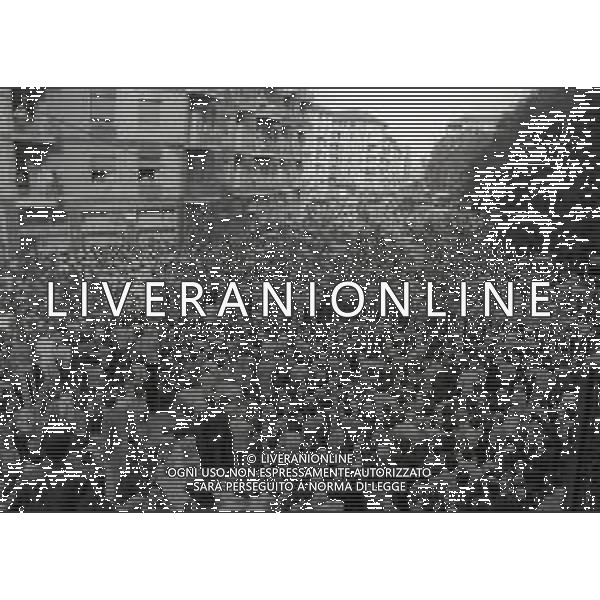 08-09-1975 MILANO RAPINA ALLA BANCA CREDITO COMMERCIALE IN PIAZZA INSUBRIA NELLA FOTO LA BANCA COMMERCIALE IN PIAZZA INSUBRIA RAPINATA DA DUE MALVIVENTI CHE PRESERO IN OSTAGGIO DEI CLIENTI E IL DIRETTORE DELLA BANCA, POI VENNERRO ARRESTATI PIU\' TARDI. AG ALDO LIVERANI SAS