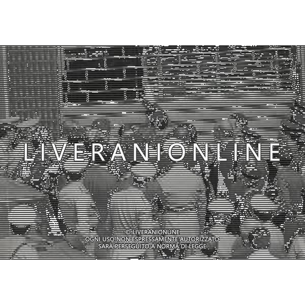 08-09-1975 MILANO RAPINA ALLA BANCA CREDITO COMMERCIALE IN PIAZZA INSUBRIA NELLA FOTO LA BANCA COMMERCIALE IN PIAZZA INSUBRIA RAPINATA DA DUE MALVIVENTI CHE PRESERO IN OSTAGGIO DEI CLIENTI E IL DIRETTORE DELLA BANCA, POI VENNERRO ARRESTATI PIU\' TARDI. AG ALDO LIVERANI SAS