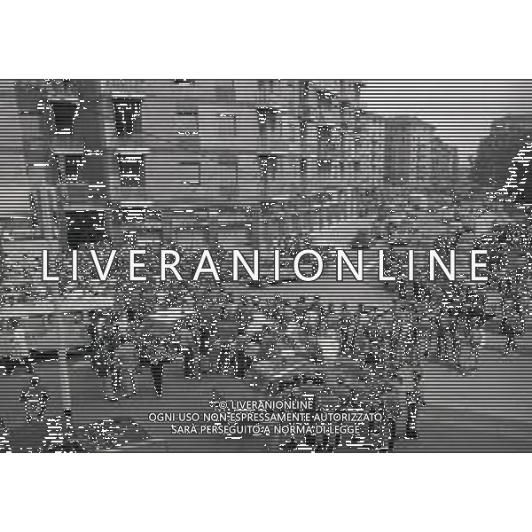 08-09-1975 MILANO RAPINA ALLA BANCA CREDITO COMMERCIALE IN PIAZZA INSUBRIA NELLA FOTO LA BANCA COMMERCIALE IN PIAZZA INSUBRIA RAPINATA DA DUE MALVIVENTI CHE PRESERO IN OSTAGGIO DEI CLIENTI E IL DIRETTORE DELLA BANCA, POI VENNERRO ARRESTATI PIU\' TARDI. AG ALDO LIVERANI SAS