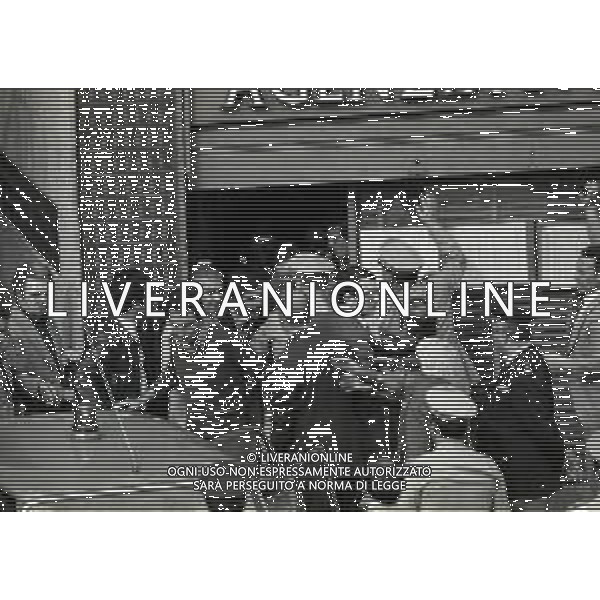 08-09-1975 MILANO RAPINA ALLA BANCA CREDITO COMMERCIALE IN PIAZZA INSUBRIA NELLA FOTO LA BANCA COMMERCIALE IN PIAZZA INSUBRIA RAPINATA DA DUE MALVIVENTI CHE PRESERO IN OSTAGGIO DEI CLIENTI E IL DIRETTORE DELLA BANCA, POI VENNERRO ARRESTATI PIU\' TARDI. AG ALDO LIVERANI SAS