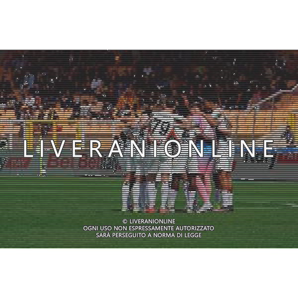 TVEM April 06, 2025 Lecce, Italy - US Lecce vs Venezia FC - Italian soccer serie A 2024/25 - Via Del Mare Stadium. In the pic: The Venezia FC players hug each other ©TVEM Emmanuele Mastrodonato - AGENZIA ALDO LIVERANI SAS
